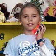 Je mi 10 let.... Váš přístroj mi pomohl a nejlepší na tom je, že když mě něco bolí, můžu si s ním sama posvítit....